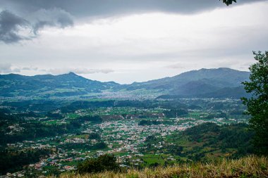 Cajola Vadisi 'nin panoramik manzaralı yağmurlu havası güzel bir yer.