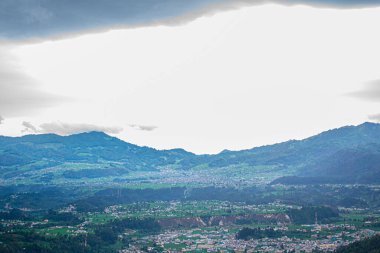 Dağlar ve cajola şehri. Güzel yağmur bulutları.