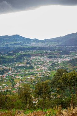 Vadideki şehir manzarası güzel günbatımı dağlarıyla