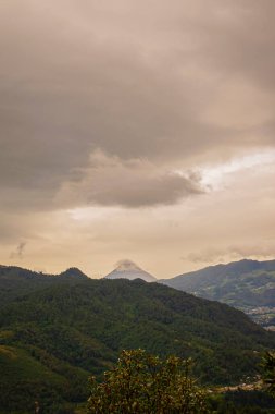 Gün batımı kırmızı bulutlar dağ silueti ile manzara