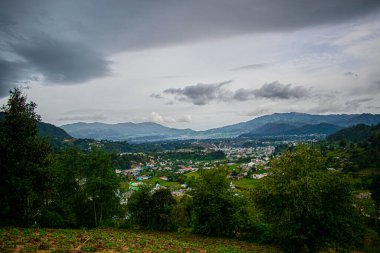 Beyaz bulutlu ve güzel tarlalı cajola şehri manzarası