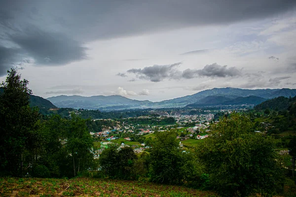 Cajola Město Krajina Bílými Mraky Krásným Polem — Stock fotografie