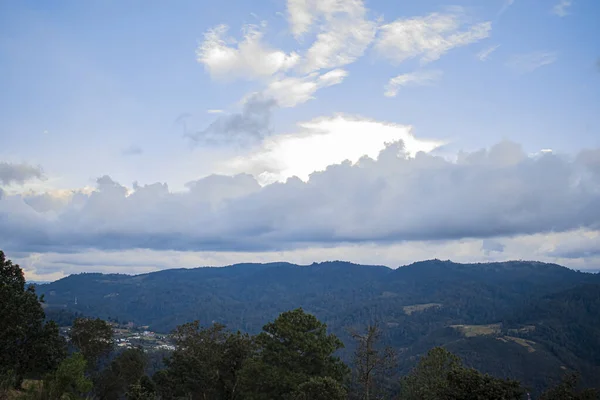 Paisaje Montaña Con Nubes Blancas Con Cielo Azul — Foto de Stock