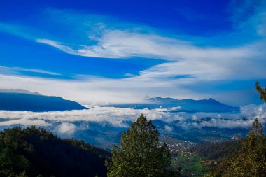 Güneşin doğduğu vadi ve güzel manzaralı orman manzaralı etkileyici bir manzara.