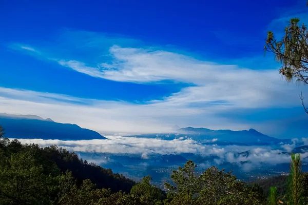Splendida Vista Mozzafiato Sulla Valle Con Bosco Nuvole Emergenti — Foto Stock