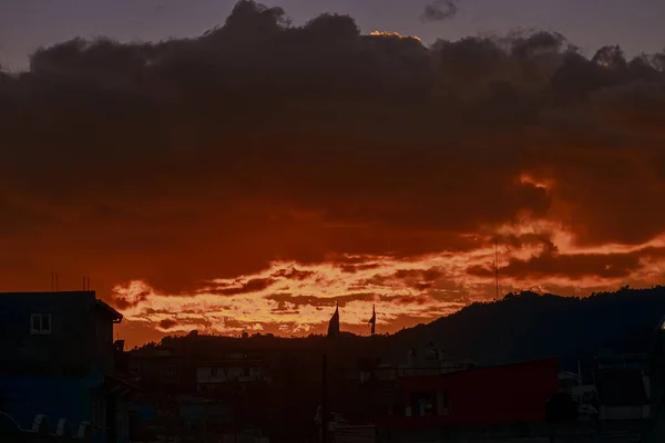 Crépuscule Avec Coucher Soleil Avec Des Silhouettes Montagnes Cajola — Photo