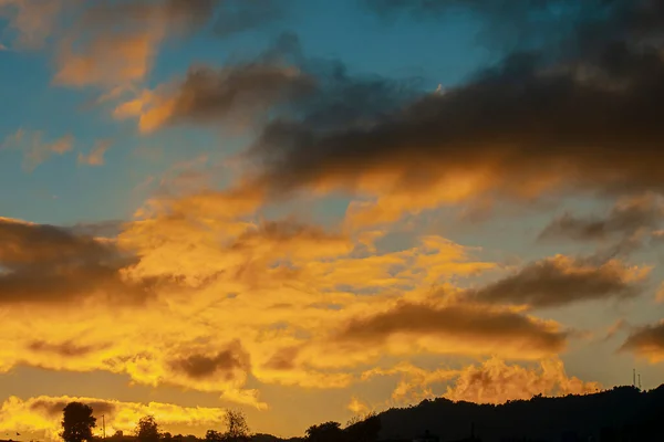 Nuages Forme Ciel Jaune Avec Silhouette Montagne — Photo