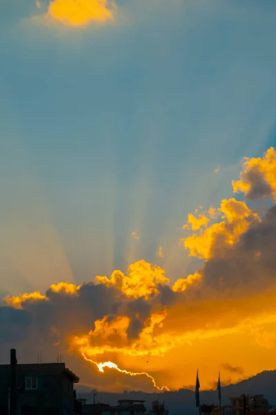 Gele Zonnestralen Met Gele Wolken — Stockfoto