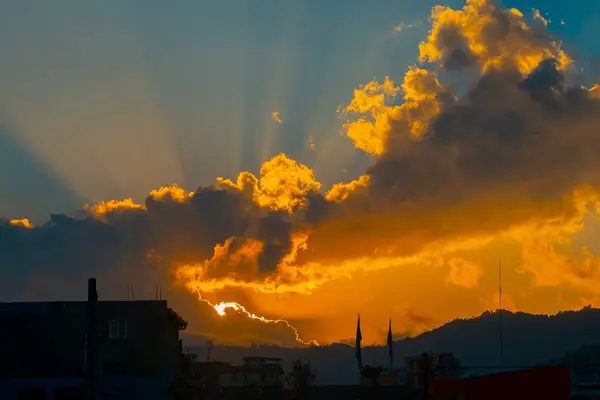 Zonnestralen Verbergen Met Vormen Kleuren Rood Geel Geweldig Zonsondergang — Stockfoto