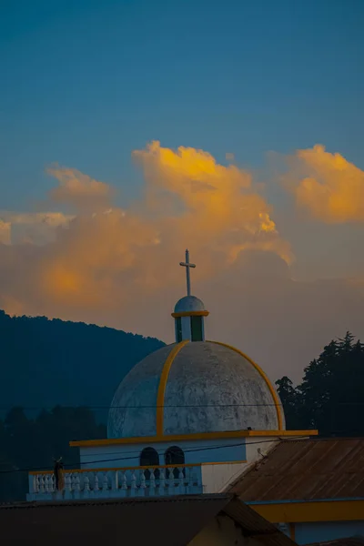 Cúpula Iglesia Con Cruz Parte Superior Con Fondo Nubes Rojas — Foto de Stock