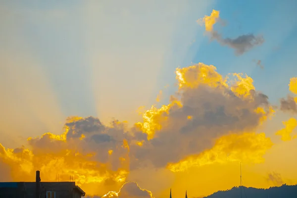 Nuages Rouges Avec Rayon Soleil Entre Les Deux — Photo