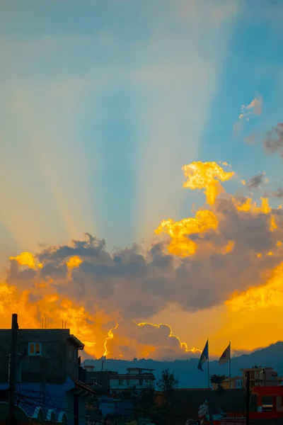 Güneş Bulutların Arasından Işıldıyor — Stok fotoğraf