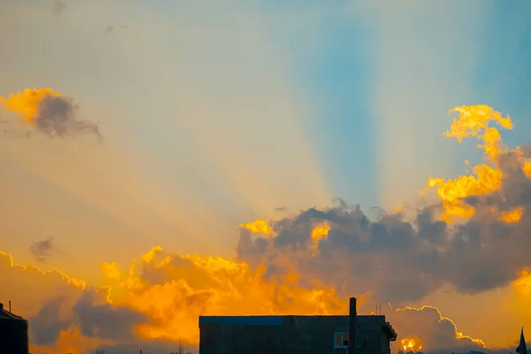 Rayons Soleil Entre Nuages Aux Formes Jaunes Rouges Colorées — Photo