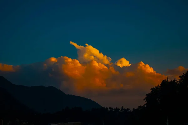 Nubes Con Formas Texturas Con Fondo Azul Oscuro Hermoso Paisaje — Foto de Stock