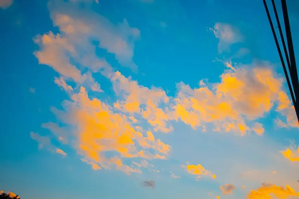 Gevormde Wolken Met Ontzagwekkende Blauwe Lucht Kleuren — Stockfoto