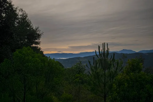 Orman Manzarası Gün Doğumuyla Dağların Silueti Güzel Doğal Sanat Izleri — Stok fotoğraf