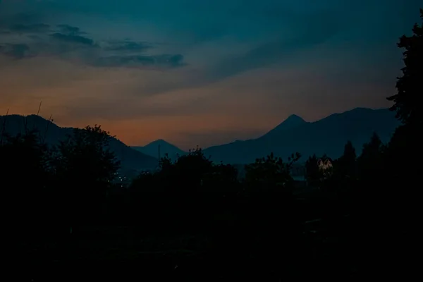 Baumsilhouette Mit Vulkan Und Sonnenuntergang Atemberaubende Landschaft — Stockfoto