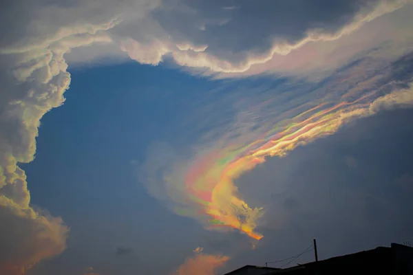 Bulutlar Arasında Şekilli Gökkuşağı Renginde Güneş Işığı — Stok fotoğraf