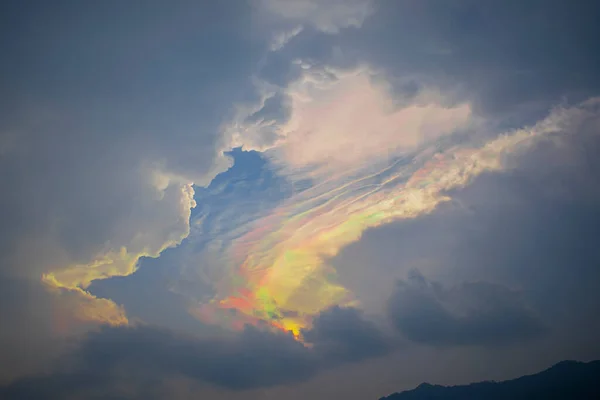 Witte Wolken Met Zonnestraal Gekleurde Regenbogen Het Midden — Stockfoto