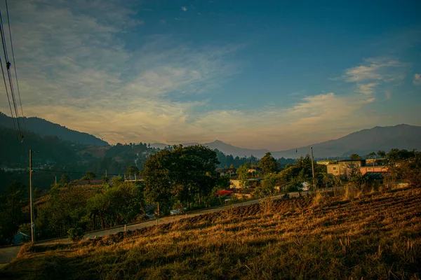 Casa Campo Seco Con Árboles Montañas Que Rodean Valle Con — Foto de Stock