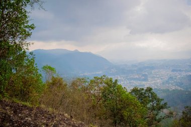 Cajola Dağları 'ndan yaklaşan yağmur fırtınası.