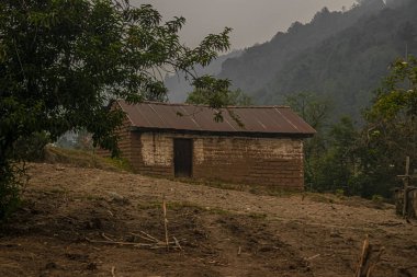 Cajola 'daki eski çarşaflı etkileyici kerpiç evi.