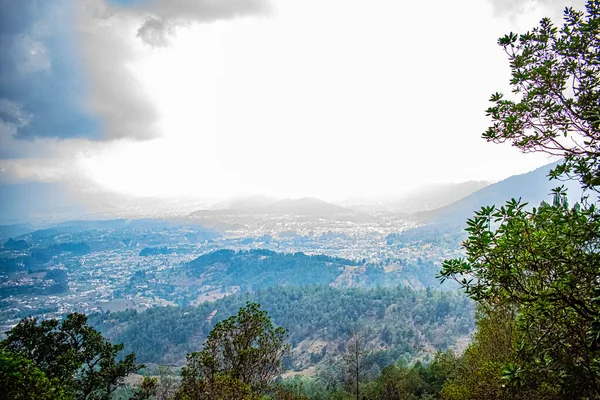Долина Місто Кахола Дощовою Грозою Весною — стокове фото