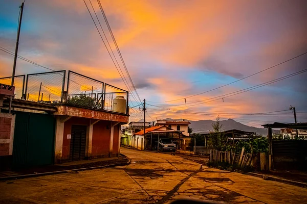 Nascer Sol Entre Rua Cidade Com Cores Vermelhas — Fotografia de Stock