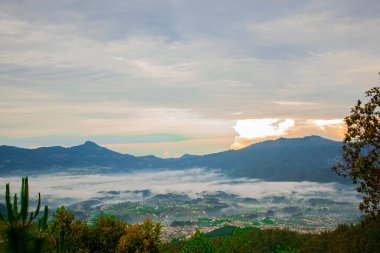 Vadide nefes kesici gün doğumu. Sibiliya 'nın zirvesinde güzel bir manzara.
