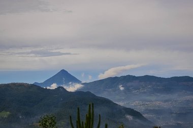 Sibilia 'nın zirvesinden muhteşem bir volkan manzarası. Gri bulutlu muhteşem bir manzara.