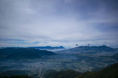 Etrafı dağlarla ve yeşil ormanlarla çevrili bahar manzarası
