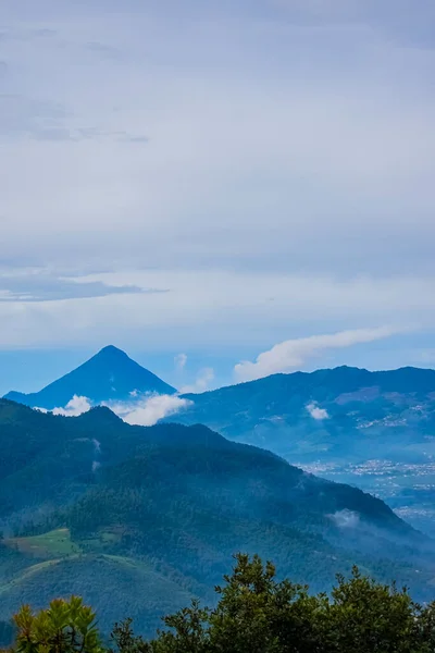 Vulcano Con Montagne Bellissimo Paesaggio Con Nuvole Grigie Foresta Blu — Foto Stock