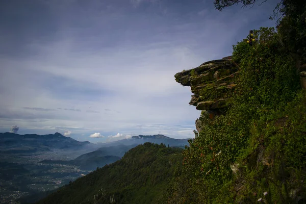 Mirador Cerro Granizo Gran Acantilado Rocoso Con Verdes Montañas Alrededor —  Fotos de Stock