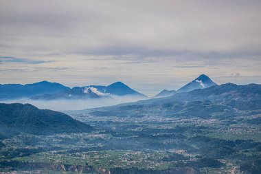 panoramik dağ vadisi gün doğumu manzarası sisli bir şekilde ortaya çıkıyor