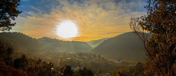 Paisaje Panorámico Del Amanecer Con Salida Del Sol Las Montañas — Foto de Stock