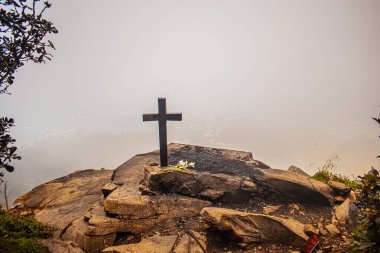 Bulut manzarası ve Maya sunağı. Çiçekli kayalar.
