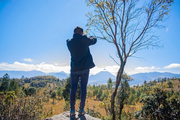 Junger Mann Von Hinten Steht Auf Einem Felsen Mit Baum — Stockfoto