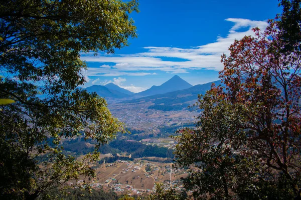 与克萨尔特南戈市相邻的山谷 有一座蓝色的火山 图库图片