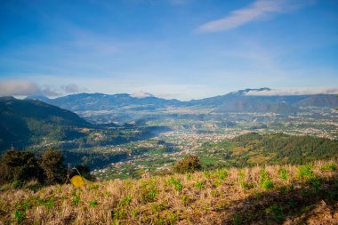 Etrafı dağlarla çevrili Cajola şehrinin güzel vadi manzarası