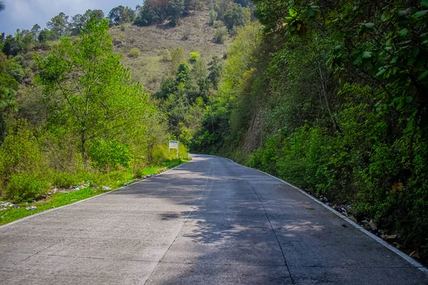 Οδικό Τοπίο Πράσινα Δέντρα Στην Κορυφή Της Cajola — Φωτογραφία Αρχείου