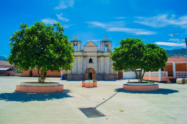 Paisaje Árboles Verdes Frente Iglesia Cajola Capilla Santo Niño Cruz — Foto de Stock