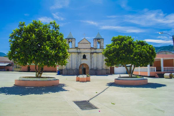 Église Cajola Avec Des Arbres Verts Devant Beau Paysage Avec — Photo