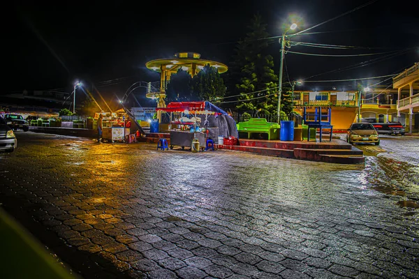 Pemandangan Taman Dengan Pkl Dengan Lampu Menyala Malam Hari — Stok Foto