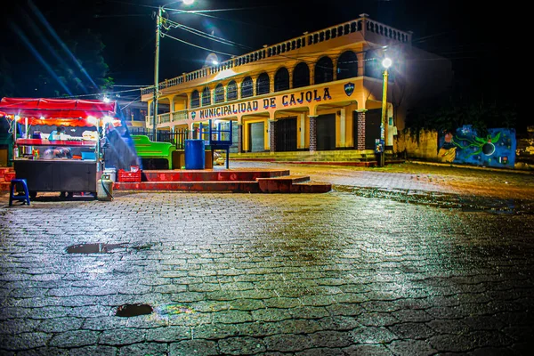 Paisaje Nocturno Ciudad Cajola Con Luces Construcción Sobre Fondo Negro — Foto de Stock