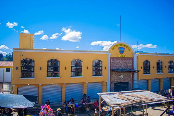 Edificio Amarillo Con Grandes Puertas Con Mercado Damas Frente — Foto de Stock