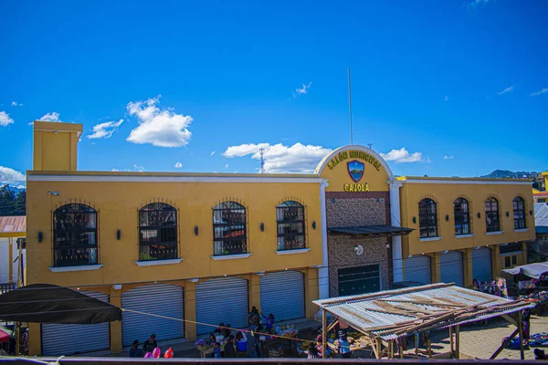 Mercado Con Gente Caminando Vendiendo Con Edificio Amarillo — Foto de Stock