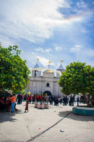 Paisaje Iglesia Católica Con Gente Caminando Con Árboles Delante Con — Foto de Stock