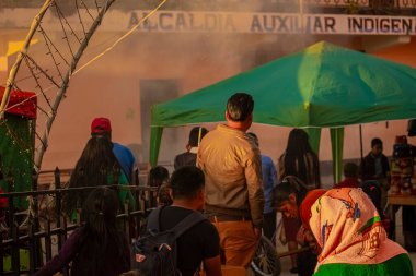 İnsanlar cajola parkında gün batımının güzelliğiyle yürüyor.