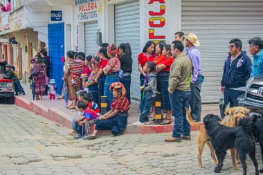 İnsanlar cajola 'daki grup geçidini tipik kıyafetlerle izliyorlar.