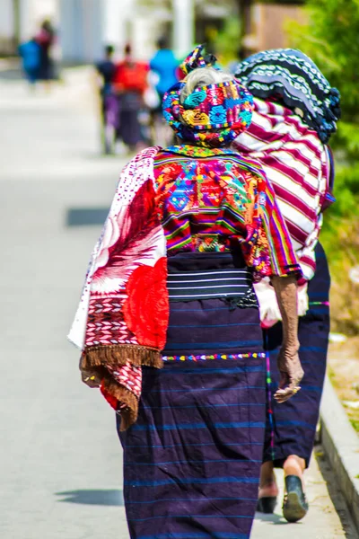 Mujer Caminando Hacia Atrás Calle Con Traje Típico Rojo Blanco — Foto de Stock